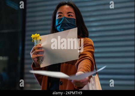 Hong Kong. 28th novembre 2022. Un manifestant remet des morceaux de papier vierges pendant une démonstration. Des dizaines de personnes se sont rassemblées en solidarité avec ceux de la Chine qui se rallient aux politiques du gouvernement zéro-COVID. Peu après avoir scandé « ne pas vouloir l'autoritarisme, ne pas vouloir une monarchie », Wong a été attaqué par un assaillant et frappé sur le terrain. (Photo de Ben Marans/SOPA Images/Sipa USA) crédit: SIPA USA/Alay Live News Banque D'Images