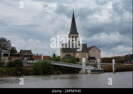 Wichelen, région flamande de l'est, Belgique , 11 03 2022 - Eglise du village sur les rives de l'Escaut Banque D'Images