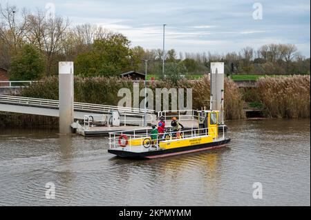 Wichelen, région flamande de l'est, Belgique , 11 03 2022 - Ferry et jetée en bois au-dessus de l'Escaut Banque D'Images