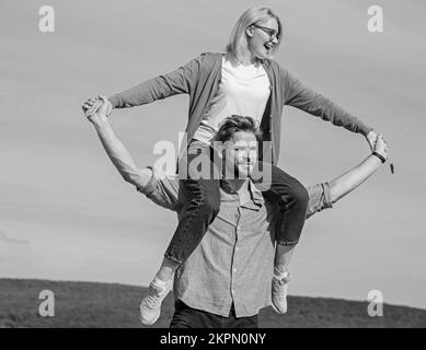 Les soulmates profitent de la liberté ensemble. Couple bonne date de s'amuser ensemble. Concept de liberté. L'homme porte sa petite amie sur ses épaules, sur fond de ciel. Couple Banque D'Images