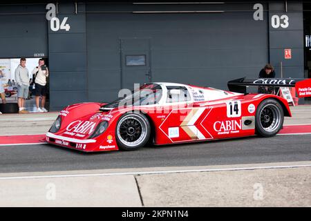 Dereck Bell pilotant le Richard Lloyd Racing, Porsche 962 dans le cadre d'une spectaculaire démonstration de circuit du Groupe C, au Silverstone Classic 2022 Banque D'Images