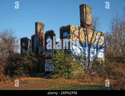 Les ruines couvertes de graffitis des Cliffs, un manoir historique dans East Fairmount Park à Philadelphie, en Pennsylvanie. Banque D'Images