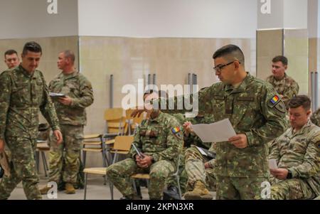 Le capitaine roumain, Raes David, officier des opérations pour les Gardiens du ciel, présente les commandants alliés et les officiers supérieurs des forces armées affectés au bataillon 3rd, 8th Cavalry Regiment, 3rd Armored Brigade combat Team, 1st Cavalry Division (3-1 ABCT) sous le contrôle opérationnel de la 1st Infantry Division (1 ID), Et les Royal Landers, troupe du Prince de Galles, membres du groupement tactique de l'OTAN pour la présence avancée renforcée Pologne, lors d'une répétition d'armes combinée et d'un exercice de déploiement d'urgence à Bemowo Piskie, Pologne, le 1 novembre 2022. L'ABCT 3-1 est parmi les autres unités affectées à l'ID 1, fièrement Banque D'Images