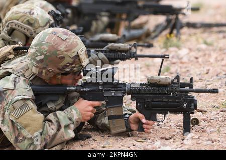 A ÉTATS-UNIS Le soldat de l'armée affecté au 1st Bataillon, 125th Infantry Regiment, 37th Infantry Brigade combat Team, engage des cibles ennemies lors d'un exercice d'entraînement en direct près de fort Bliss, Texas, le 1 novembre 2022. Les soldats du 1-125 IN ont effectué des manœuvres intenses et étendues pendant l'exercice, en utilisant des munitions réelles pour simuler un environnement de combat réel, en afferant leur interopérabilité et leur létalité. Banque D'Images