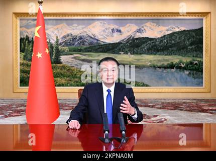 (221128) -- BEIJING, le 28 novembre 2022 (Xinhua) -- le premier ministre chinois Li Keqiang s'adresse au huitième chef d'entreprise Chine-Japon et ancien dialogue officiel de haut niveau du gouvernement par liaison vidéo le 28 novembre 2022. (Xinhua/Shen Hong) Banque D'Images