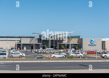 Hermanus, Afrique du Sud - 20 septembre 2022 : le centre commercial Whale Coast Mall à Hermanus, dans la province du Cap occidental. Les véhicules sont visibles Banque D'Images