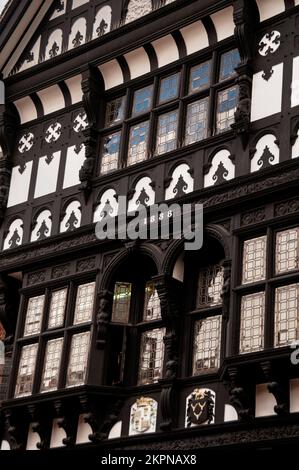 Cadre en bois de style Renaissance noir et blanc dans la ville anglaise de Chester. Banque D'Images