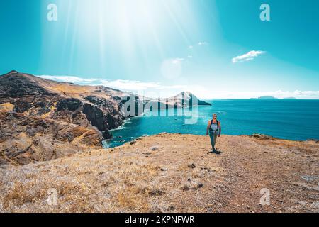 Description: Femme sportive randonnées le long du sentier de randonnée avec vue panoramique sur les magnifiques contreforts de l'île. São Lourenço, île de Madère, Portugal, UE Banque D'Images