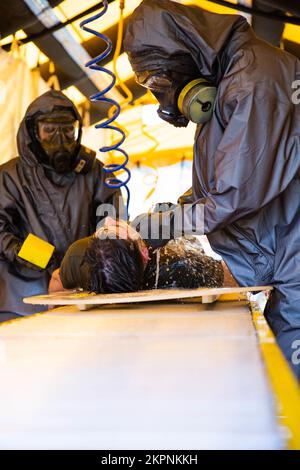 ÉTATS-UNIS Le Cpl. Maritime Johnathan Rogers reçoit le rinçage de décontamination du Cpl. Lance Aaliyah Husain et du Cpl. Lance Andrew Matteo, qui sont tous affectés à la Force d'intervention chimique en cas d'incident biologique du corps maritime pendant l'exercice Vista Forge, le 2 novembre à Atlanta. Les unités militaires composées de la Force d’intervention chimique, biologique, radiologique et nucléaire (CRCB) participent à cet exercice annuel, planifié de longue date, pour assurer la capacité du ministère de la Défense de coordonner ses activités avec les organismes locaux, d’État et d’autres organismes fédéraux afin de sauver des vies et d’atténuer les souffrances humaines lors d’un incident catastrophique Banque D'Images