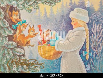 URSS-CIRCA 1990: Reproduction de carte postale antique montre belle fille avec des excentriques dans la forêt d'hiver: Texte russe: Bonne année: Peintre V. Za Banque D'Images