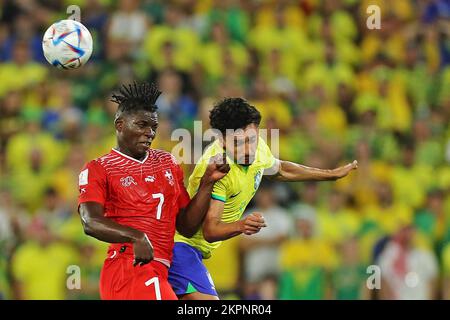 Doha, Qatar. 28th novembre 2022. Marquinhos do Brasil disputa o lance com Breel Embolo da Suíça lors du match de la coupe du monde de la FIFA, Qatar 2022, Groupe G, entre le Brésil et la Suisse a joué au stade Al 974 le 28 novembre 2022 à Doha, Qatar. (Photo par / PRESSIN) Credit: PRESSINPHOTO SPORTS AGENCY/Alay Live News Banque D'Images