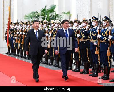 Pékin, Chine. 28th novembre 2022. Le président chinois Xi Jinping organise une cérémonie de bienvenue pour avoir rendu visite au président mongol Ukhnaagiin Khurelsukh avant leurs entretiens au Grand Hall du peuple de Beijing, capitale de la Chine, le 28 novembre 2022. Crédit: Rao Aimin/Xinhua/Alay Live News Banque D'Images