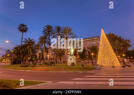 Arbre de Noël devant la statue de Ramon Llull, le plus important philosophe Majorcan, sur la promenade de Palma. Majorque, Iles Baléares. Espagne Banque D'Images