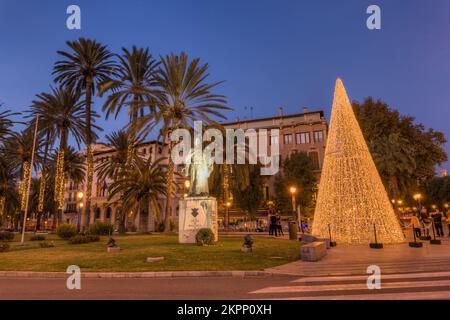 Arbre de Noël devant la statue de Ramon Llull, le plus important philosophe Majorcan, sur la promenade de Palma. Majorque, Iles Baléares. Espagne Banque D'Images