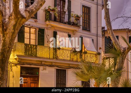 Le tourisme peut trouver beaucoup de balcons décorés pendant Noël dans le centre historique de Palma. Palma, Majorque, Iles Baléares, Espagne. Banque D'Images