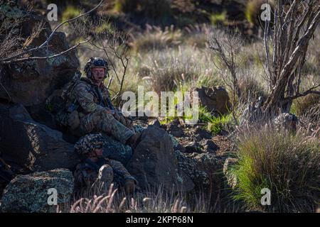 ÉTATS-UNIS Soldats de l'armée du 1st Bataillon d'infanterie, du 21st Régiment d'infanterie, de l'équipe de combat de la 2nd Brigade d'infanterie, de la 25th Division d'infanterie, les soldats se préparent pour le mouvement sur le terrain d'entraînement de Pohakuloa, Hawaii, le 2 novembre 2022. Le joint Pacific multinational Readiness Center 23-01 est une rotation de formation réaliste qui nous permet de répéter le mouvement stratégique et de nous former dans des environnements et des conditions uniques où ils sont le plus susceptibles d'être employés en cas de crise ou de conflit. Banque D'Images