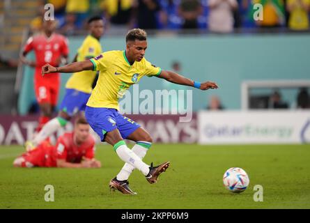 Le Rodrygo du Brésil tire à son but lors du match G de la coupe du monde de la FIFA au stade 974 à Doha, au Qatar. Date de la photo: Lundi 28 novembre 2022. Banque D'Images