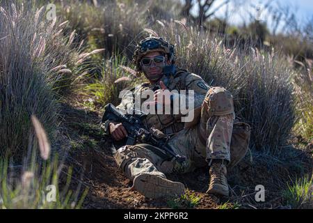 A ÉTATS-UNIS Soldat de l'armée du 1st Bataillon d'infanterie, 21st Régiment d'infanterie, 2nd équipe de combat de la brigade d'infanterie, 25th Division d'infanterie, les soldats se préparent pour le mouvement sur le terrain d'entraînement de Pohakuloa, Hawaii, le 2 novembre 2022. Le joint Pacific multinational Readiness Center 23-01 est une rotation de formation réaliste qui nous permet de répéter le mouvement stratégique et de nous former dans des environnements et des conditions uniques où ils sont le plus susceptibles d'être employés en cas de crise ou de conflit. Banque D'Images