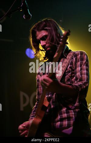 DEAD MEADOW, CONCERT, 2007 : Jason Simon, chanteur et guitariste du célèbre groupe de rock psychédélique américain DEAD MEADOW, lors d'un concert d'échauffement discret pour le Green Man Festival au point, Cardiff, le 16 août 2007. Photographie : ROB WATKINS. INFO : Dead Meadow est un groupe de rock psychédélique américain formé en 1998 à Washington, D.C. connu pour son lourd et fuzz-chargé et ses paroles mystiques, ils mélangent des éléments de stoner rock et de néo-psychédélique, gagnant des éloges avec des albums comme 'Shivering King and Others' et 'Feathers'. Banque D'Images