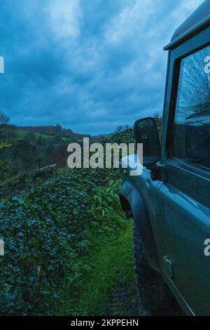 Vue rurale sur la campagne du Dorset depuis un ancien Land Rover Defender lors d'une soirée d'automne pleine de tempête Banque D'Images