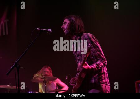 DEAD MEADOW, CONCERT, 2007 : Jason Simon, chanteur et guitariste du célèbre groupe de rock psychédélique américain DEAD MEADOW, lors d'un concert d'échauffement discret pour le Green Man Festival au point, Cardiff, le 16 août 2007. Photographie : ROB WATKINS. INFO : Dead Meadow est un groupe de rock psychédélique américain formé en 1998 à Washington, D.C. connu pour son lourd et fuzz-chargé et ses paroles mystiques, ils mélangent des éléments de stoner rock et de néo-psychédélique, gagnant des éloges avec des albums comme 'Shivering King and Others' et 'Feathers'. Banque D'Images