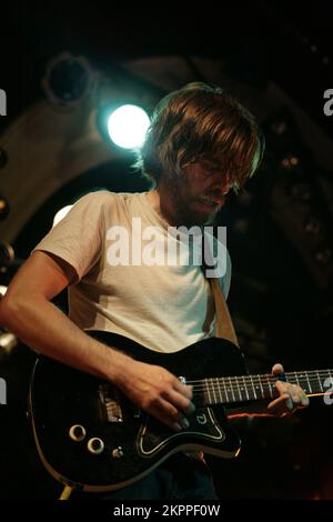 ARBORETUM, CONCERT, 2007 : Dave Heumann, chanteur et guitariste avec ARBORETUM lors d'un concert d'échauffement discret pour le Green Man Festival au point, Cardiff, 16 août 2007. Photographie : ROB WATKINS. INFO : Arboretum Arboretum est un groupe de folk rock américain formé en 2002 à Baltimore, dans le Maryland. Dirigés par Dave Heumann, ils sont connus pour leurs paroles introspectives et leur son expansif, mélangeant des éléments de folk, rock et psychédélie dans des albums comme rites of Uncovering et Song of the Pearl. Banque D'Images