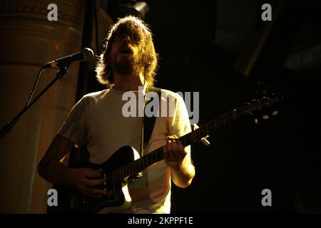 ARBORETUM, CONCERT, 2007 : Dave Heumann, chanteur et guitariste avec ARBORETUM lors d'un concert d'échauffement discret pour le Green Man Festival au point, Cardiff, 16 août 2007. Photographie : ROB WATKINS. INFO : Arboretum Arboretum est un groupe de folk rock américain formé en 2002 à Baltimore, dans le Maryland. Dirigés par Dave Heumann, ils sont connus pour leurs paroles introspectives et leur son expansif, mélangeant des éléments de folk, rock et psychédélie dans des albums comme rites of Uncovering et Song of the Pearl. Banque D'Images