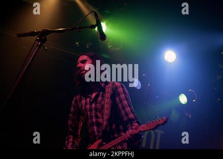 DEAD MEADOW, CONCERT, 2007 : Jason Simon, chanteur et guitariste du célèbre groupe de rock psychédélique américain DEAD MEADOW, lors d'un concert d'échauffement discret pour le Green Man Festival au point, Cardiff, le 16 août 2007. Photographie : ROB WATKINS. INFO : Dead Meadow est un groupe de rock psychédélique américain formé en 1998 à Washington, D.C. connu pour son lourd et fuzz-chargé et ses paroles mystiques, ils mélangent des éléments de stoner rock et de néo-psychédélique, gagnant des éloges avec des albums comme 'Shivering King and Others' et 'Feathers'. Banque D'Images