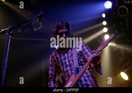 DEAD MEADOW, CONCERT, 2007 : Jason Simon, chanteur et guitariste du célèbre groupe de rock psychédélique américain DEAD MEADOW, lors d'un concert d'échauffement discret pour le Green Man Festival au point, Cardiff, le 16 août 2007. Photographie : ROB WATKINS. INFO : Dead Meadow est un groupe de rock psychédélique américain formé en 1998 à Washington, D.C. connu pour son lourd et fuzz-chargé et ses paroles mystiques, ils mélangent des éléments de stoner rock et de néo-psychédélique, gagnant des éloges avec des albums comme 'Shivering King and Others' et 'Feathers'. Banque D'Images