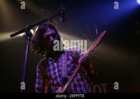 DEAD MEADOW, CONCERT, 2007 : Jason Simon, chanteur et guitariste du célèbre groupe de rock psychédélique américain DEAD MEADOW, lors d'un concert d'échauffement discret pour le Green Man Festival au point, Cardiff, le 16 août 2007. Photographie : ROB WATKINS. INFO : Dead Meadow est un groupe de rock psychédélique américain formé en 1998 à Washington, D.C. connu pour son lourd et fuzz-chargé et ses paroles mystiques, ils mélangent des éléments de stoner rock et de néo-psychédélique, gagnant des éloges avec des albums comme 'Shivering King and Others' et 'Feathers'. Banque D'Images