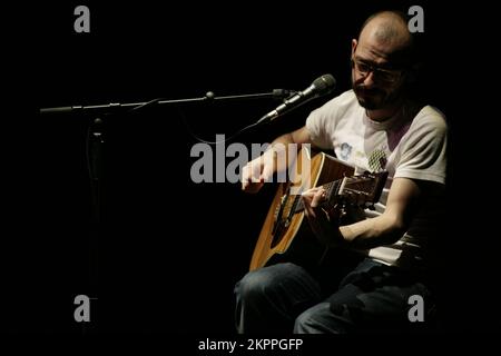 ADEM, CONCERT, 2007 : ADEM joue sur la tournée Homefires au point de Cardiff, le 8 juin 2007. Photographie : ROB WATKINS. Adem Ilhan, nom complet Adem Ilhan, est un auteur-compositeur-interprète britannique connu pour sa musique délicate et influencée par le folk. Membre fondateur du groupe post-rock Fridge, il a lancé une carrière solo avec des albums comme Homesongs et Love and Other Planets, qui ont été salués par la critique. Banque D'Images