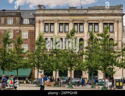 Copenhague, Danemark - 23 juillet 2022: EEA, Agence européenne pour l'environnement, bâtiment sur la place Kongens Nytorv avec feuillage vert et piétons en face Banque D'Images