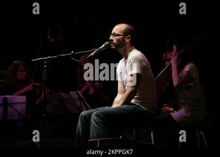 ADEM, CONCERT, 2007 : ADEM joue sur la tournée Homefires au point de Cardiff, le 8 juin 2007. Photographie : ROB WATKINS. Adem Ilhan, nom complet Adem Ilhan, est un auteur-compositeur-interprète britannique connu pour sa musique délicate et influencée par le folk. Membre fondateur du groupe post-rock Fridge, il a lancé une carrière solo avec des albums comme Homesongs et Love and Other Planets, qui ont été salués par la critique. Banque D'Images