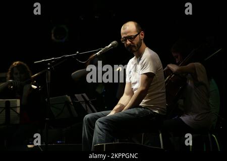 ADEM, CONCERT, 2007 : ADEM joue sur la tournée Homefires au point de Cardiff, le 8 juin 2007. Photographie : ROB WATKINS. Adem Ilhan, nom complet Adem Ilhan, est un auteur-compositeur-interprète britannique connu pour sa musique délicate et influencée par le folk. Membre fondateur du groupe post-rock Fridge, il a lancé une carrière solo avec des albums comme Homesongs et Love and Other Planets, qui ont été salués par la critique. Banque D'Images