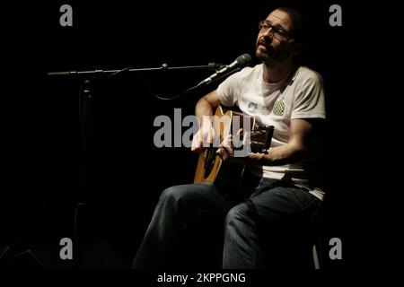 ADEM, CONCERT, 2007 : ADEM joue sur la tournée Homefires au point de Cardiff, le 8 juin 2007. Photographie : ROB WATKINS. Adem Ilhan, nom complet Adem Ilhan, est un auteur-compositeur-interprète britannique connu pour sa musique délicate et influencée par le folk. Membre fondateur du groupe post-rock Fridge, il a lancé une carrière solo avec des albums comme Homesongs et Love and Other Planets, qui ont été salués par la critique. Banque D'Images