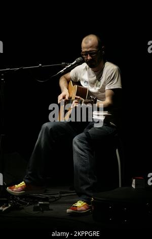 ADEM, CONCERT, 2007 : ADEM joue sur la tournée Homefires au point de Cardiff, le 8 juin 2007. Photographie : ROB WATKINS. Adem Ilhan, nom complet Adem Ilhan, est un auteur-compositeur-interprète britannique connu pour sa musique délicate et influencée par le folk. Membre fondateur du groupe post-rock Fridge, il a lancé une carrière solo avec des albums comme Homesongs et Love and Other Planets, qui ont été salués par la critique. Banque D'Images