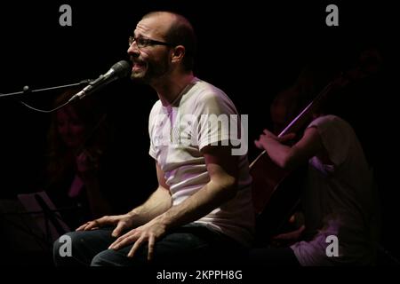 ADEM, CONCERT, 2007 : ADEM joue sur la tournée Homefires au point de Cardiff, le 8 juin 2007. Photographie : ROB WATKINS. Adem Ilhan, nom complet Adem Ilhan, est un auteur-compositeur-interprète britannique connu pour sa musique délicate et influencée par le folk. Membre fondateur du groupe post-rock Fridge, il a lancé une carrière solo avec des albums comme Homesongs et Love and Other Planets, qui ont été salués par la critique. Banque D'Images