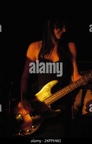 THE VEILS, CONCERT, 2006 : la bassiste (bassiste) Sophia Burn from THE VEILS joue en direct au Barfly à Cardiff, le 19 juillet 2006. Photographie : ROB WATKINS. INFO : The Veils est un groupe de rock indépendant basé à Londres formé en 2001 par le chanteur et compositeur Finn Andrews. Connus pour leur son sombre et émotionnel et leurs paroles poétiques, ils ont sorti des albums acclamés par la critique comme « The Runaway Found » et « Nux Vomica ». Banque D'Images