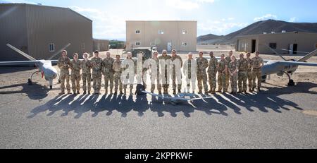 ÉTATS-UNIS Général de l'armée Randy George, Vice-chef d'état-major de l'armée, États-Unis Les soldats de l'armée, et le Royaume-Uni Les soldats affectés au 32nd Royal Artillery Regiment et au 20th régiment blindé, posent pendant le projet convergence 2022 novembre 3, fort Irwin, Californie. La convergence des projets est un effort multinational et de tous les services visant à tester et à intégrer les technologies émergentes. Banque D'Images