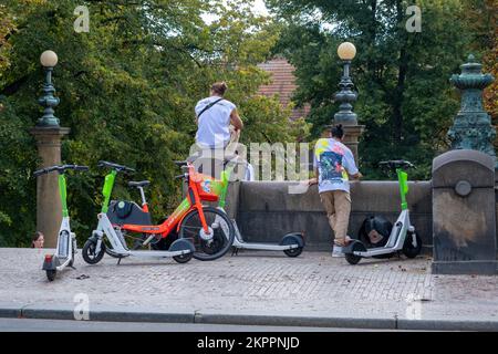 Prague, République Tchèque - 5 septembre 2022 : Uber Jump e-bike et e-scooters Banque D'Images