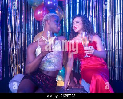 Portrait de deux personnes amoureuses de la fête de la Saint-Sylvestre Banque D'Images