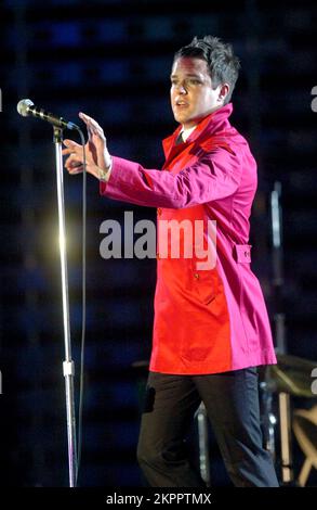 BRANDON, chanteur DES KILLERS, joue en soutien à U2 au Millennium Stadium de Cardiff, en juin 29 2005. Photographie : ROB WATKINS. INFO : The Killers est un groupe de rock américain formé à Las Vegas en 2001. Connus pour leur son énergique et des tubes comme 'Mr. Brightside', ils ont gagné en renommée avec leur premier album 'Hot Fuss' et sont restés influents dans le rock indépendant et alternatif. Banque D'Images