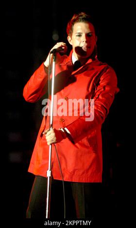 BRANDON, chanteur DES KILLERS, joue en soutien à U2 au Millennium Stadium de Cardiff, en juin 29 2005. Photographie : ROB WATKINS. INFO : The Killers est un groupe de rock américain formé à Las Vegas en 2001. Connus pour leur son énergique et des tubes comme 'Mr. Brightside', ils ont gagné en renommée avec leur premier album 'Hot Fuss' et sont restés influents dans le rock indépendant et alternatif. Banque D'Images