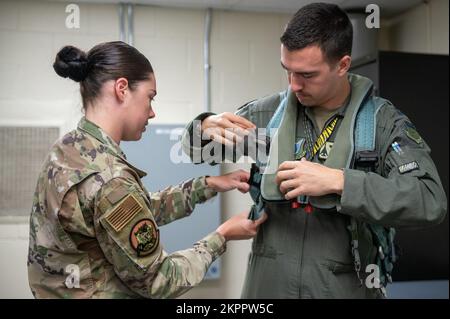 ÉTATS-UNIS Le sergent d'état-major de la Force aérienne Gabrielle Bully, 37th expéditionnaire équipage de conduite officier non commandant adjoint de l'équipement de vol de l'escadron de la bombe, à gauche, aide le capitaine Luke Anderton, 37th EBS B-1B opérateur de systèmes d'armes de lance, tous deux affectés à la base aérienne d'Ellsworth, Dakota du Sud, Alors qu'il se prépare pour une mission de la Force opérationnelle d'bombardier à la base aérienne d'Andersen, Guam, le 2 novembre 2022. Les missions de BTF démontrent la crédibilité des forces américaines pour faire face à un environnement de sécurité complexe et incertain. Banque D'Images