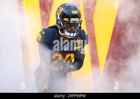 Landover, Maryland, États-Unis. 27th novembre 2022. La sécurité des Washington Commanders Bobby McCain (20) est introduite avant le match de la NFL entre les Atlanta Falcons et les Washington Commanders à Landover, MD. Reggie Hildred/CSM/Alamy Live News Banque D'Images