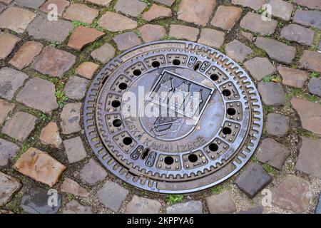 Prague, République tchèque - 5 septembre 2022 : couverture de trou d'homme avec armoiries de Prague Banque D'Images