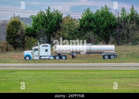 Plan horizontal d'un camion-citerne de livraison d'essence non marqué sur l'autoroute. Banque D'Images