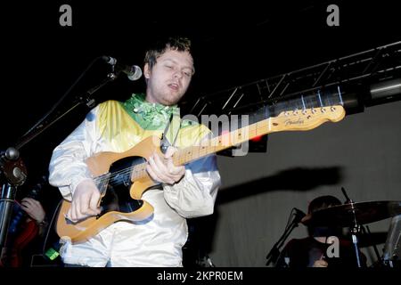 CRAIG WELLINGTON, SUNSHINE UNDERGROUND, 2007 : Craig Wellington, chanteur et guitariste de Sunshine Underground, joue en direct sur le NME Rave Tour à Cardiff Students' Union au pays de Galles, le 11 février 2007. Photo : ROB WATKINS. INFO : The Sunshine Underground est un groupe de rock indépendant britannique formé en 2003, connu pour son son énergique mêlant rock, dance et influences électroniques. Ils ont gagné en notoriété avec leur premier album « Raise the Alarm » et des tubes comme « Put You in Your place ». Banque D'Images