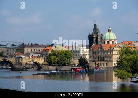 Prague, République Tchèque - 5 septembre 2022 : Pont Charles, Tour du pont de la vieille ville et St. François de l'église d'Assise à Prague Banque D'Images