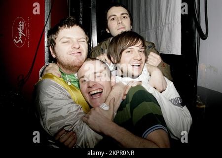 SUNSHINE UNDERGROUND, PORTRAIT, 2007 : Sunshine Underground Mess around as they wait to Go on stage on the NME Rave Tour à Cardiff Students' Union au pays de Galles, le 11 février 2007. Photographie : ROB WATKINS. INFO : The Sunshine Underground est un groupe de rock indépendant britannique formé en 2003, connu pour son son énergique mêlant rock, dance et influences électroniques. Ils ont gagné en notoriété avec leur premier album « Raise the Alarm » et des tubes comme « Put You in Your place ». Banque D'Images